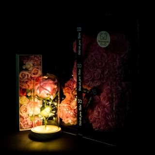 🌹✨ Trojitá dávka romantiky! ✨🌹 🎁 Medvídek z růží, svítící věčná růže a box s mýdlovými květy – luxusní dárky, které nikdy...